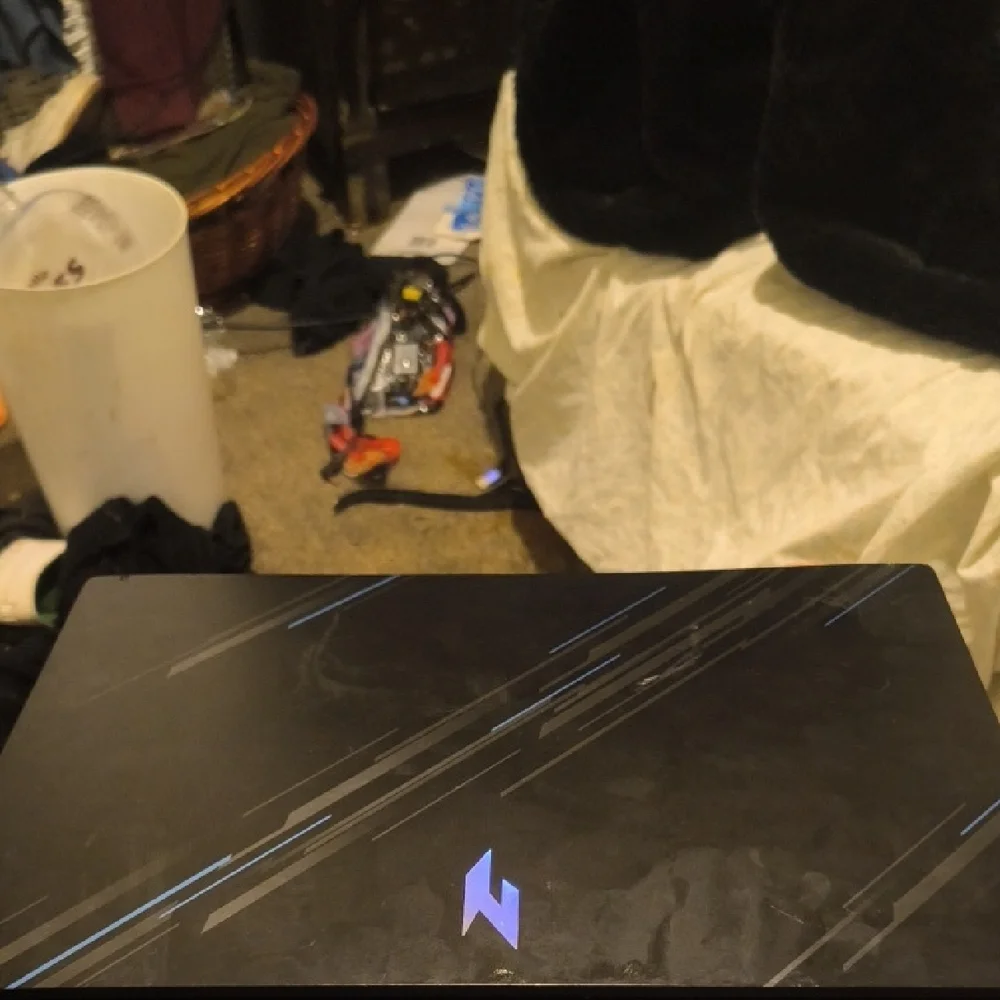 Sleek Gaming Laptop (BROKEN MONITOR)